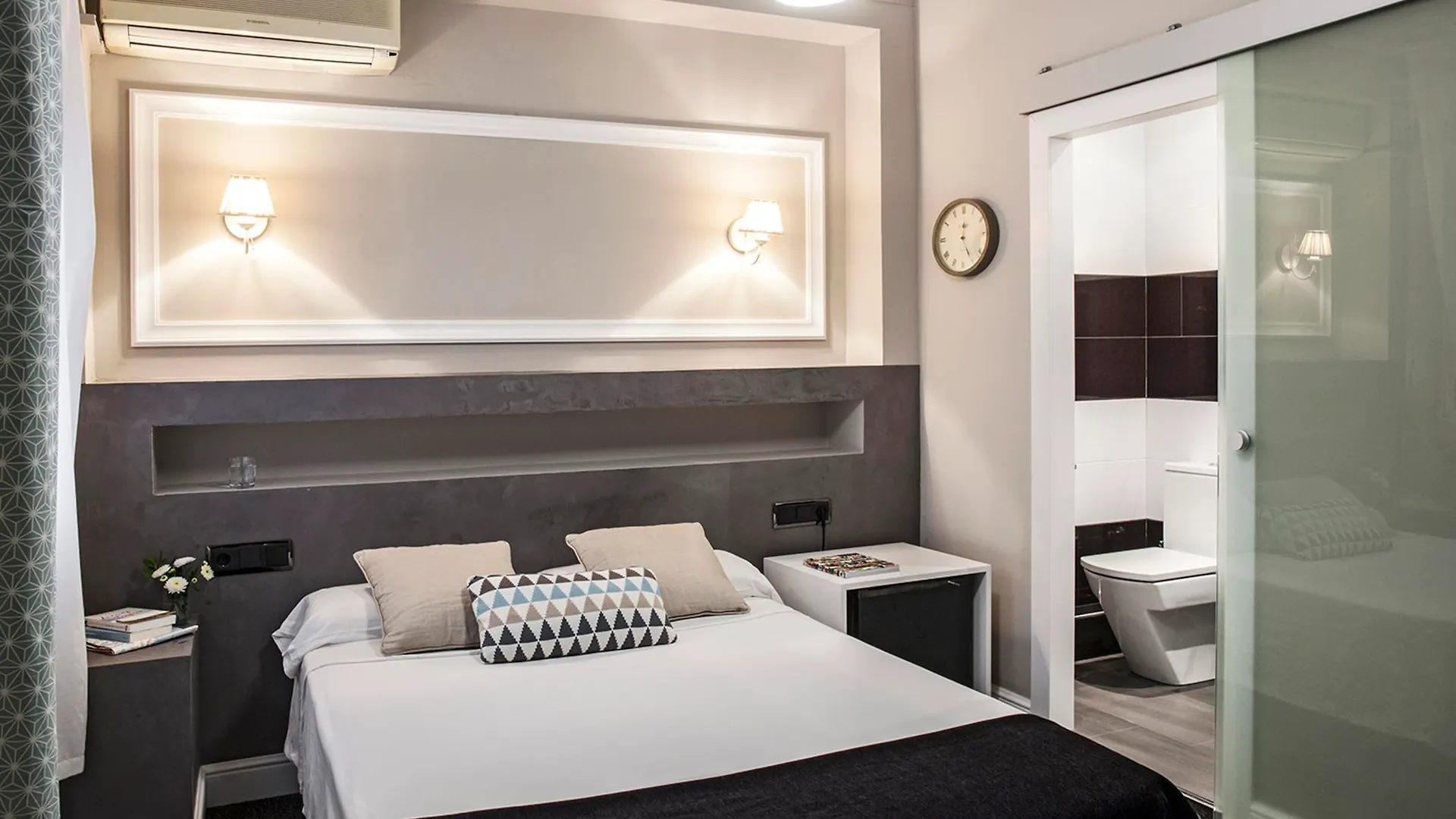 ** Hotel Ainb B&B Eixample-Muntaner Barcelona Spain