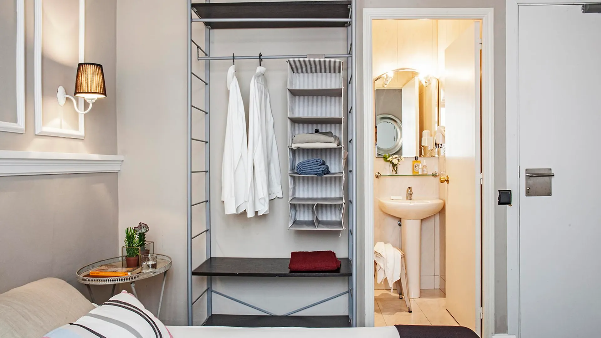 ** Hotel Ainb B&B Eixample-Muntaner Barcelona Spain