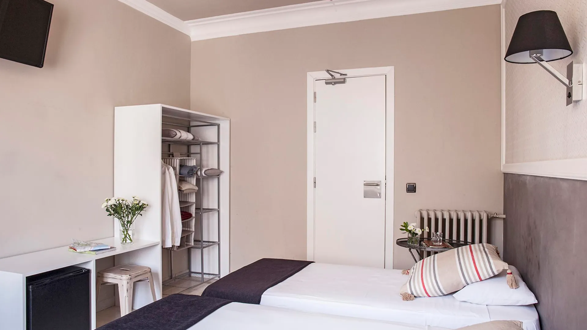 ** Hotel Ainb B&B Eixample-Muntaner Barcelona Spain